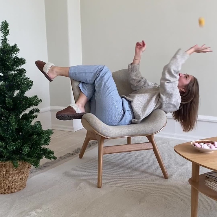 Низкое кресло Разговор, тёмные ножки A Conversation Piece Lounge Chair Low, Dark Oak